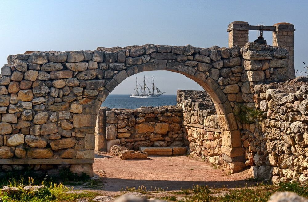 Руины античного Херсонеса и одноименный парусник. Фото: Юрия Югансона