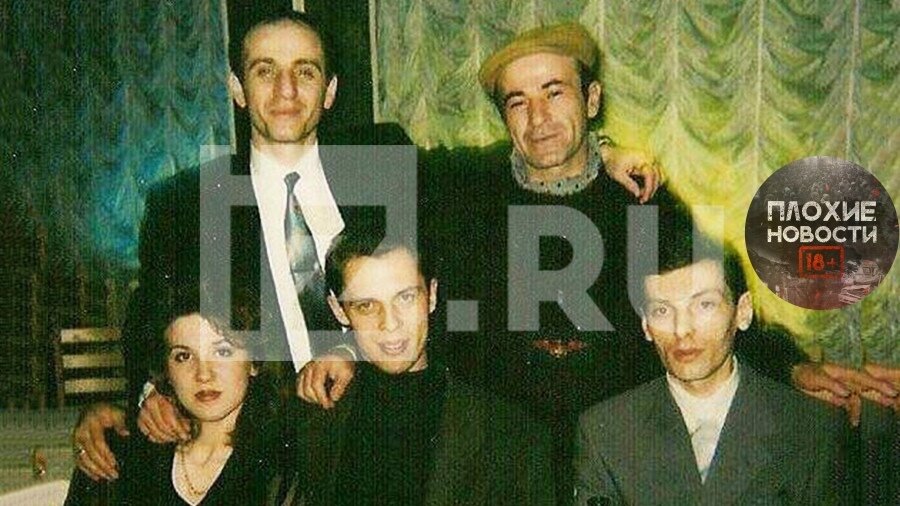


Все до единого настолько любили дочку краснодарского судьи, что абсолютно всё делали безвозмездно. А ещё "мопед не её, она просто разместила объяву" - мол, всё торжество оплатил бизнесмен Роберт Хахалев, её бывший муж. И вообще, то что СМИ лезут считать чужие деньги Елена назвала "вмешательством в частную жизнь и неприкрытым давлением".  



Но это мелочи. Наравне со связями с криминальным авторитетом Ревазом Бухникашвили по прозвищу Пецо (справа вверху на втором фото, который при допросе говорил, что живет у родственницы Лены Хахалевой). 

