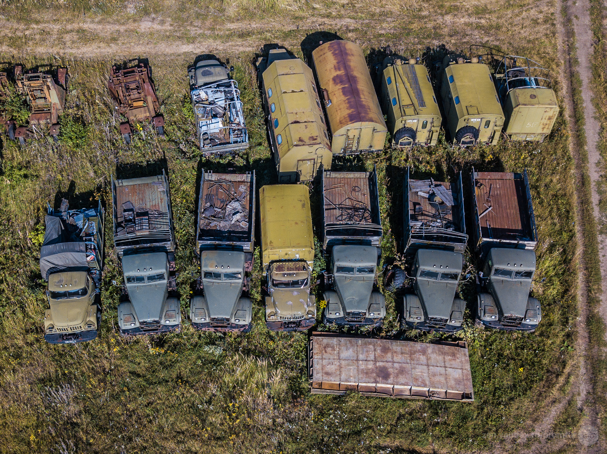 Поехал на пикник, а нашёл огромную стоянку старых военных машин  ???