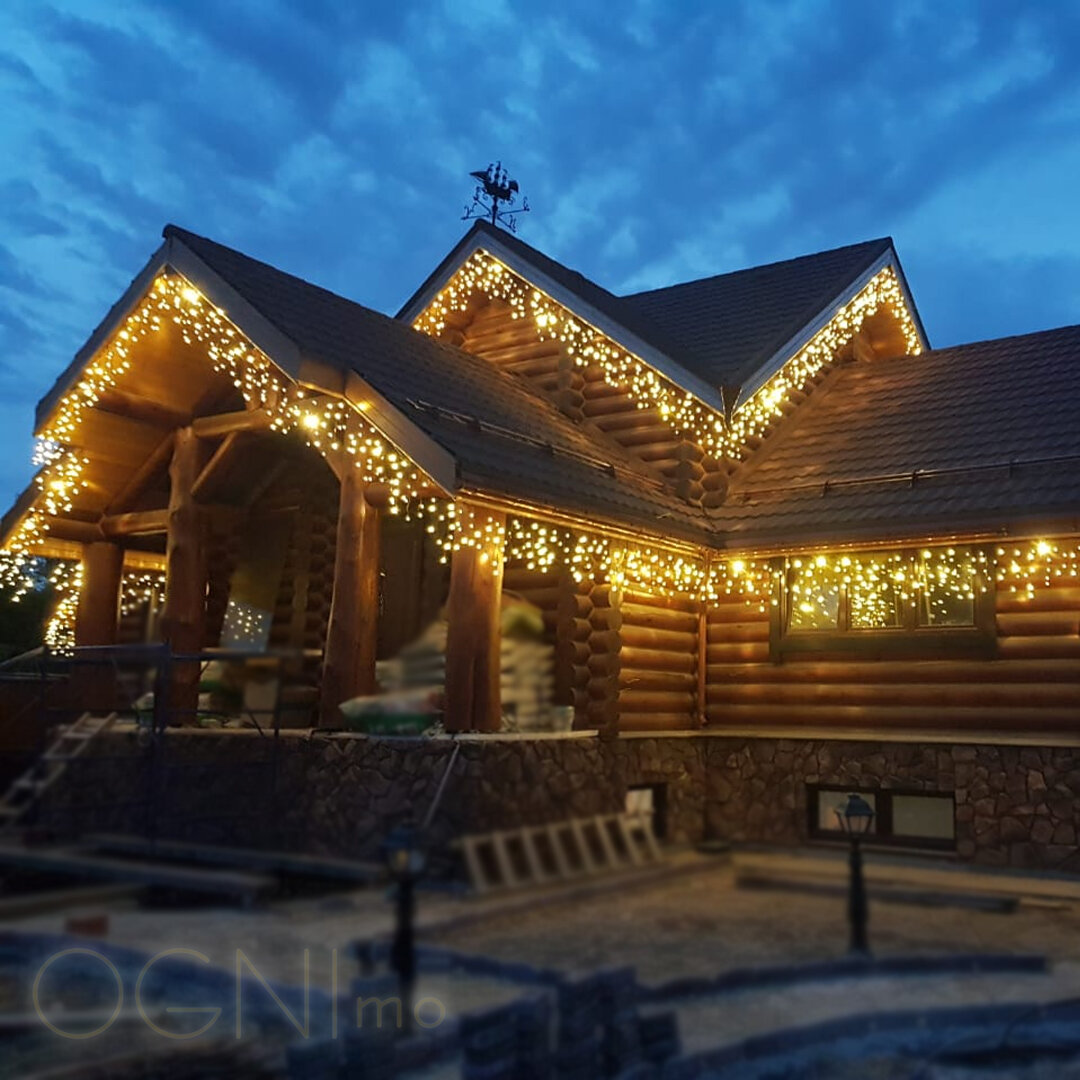 Светодиодные гирлянды отлично украсят любой деревянный дом, точечные яркие диоды дают много света, дополнительно создавая декоративный «сказочный» эффект. Led-бахрома отлично смотрится на скатах крыш, балконах, перилах, парапетах, добавляет воздуха и объем. Для еще более сказочного или новогоднего эффекта можно использовать цветную монохромную бахрому или мультицвет. Светодинамический эффект зависит от самой гирлянды и требует наличия контроллера, который будет добавлять эффект мерцания или мигания.
