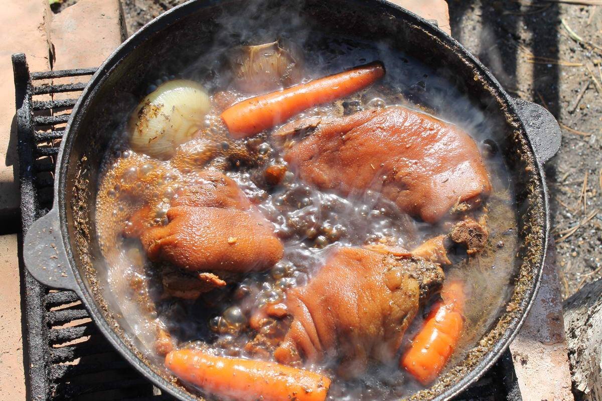 как приготовить рульку в казане. свиная рулька в томатном соке. вепрево колено в казане на костре. рулька в казане с картошкой. вепрево колено в казане на костре.