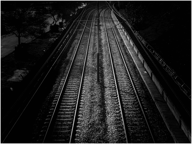                                       Железная дорога ночью - опаснее вдвойне!