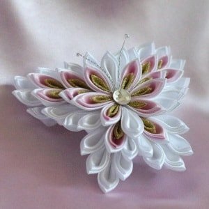 В  период правления клана Токугава появились первые гейши. Считается, что  именно они начали укладывать волосы, создавая необычные, затейливые  формы, украшать прически заколками канзаши.