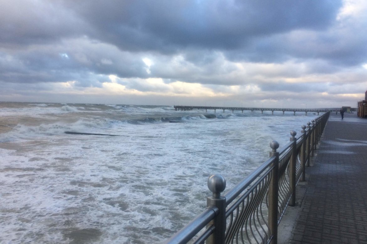 Вода в море в зеленоградске температура. Шторм променад Зеленоградск. Туманный Зеленоградск. Шторм в Зеленоградске.