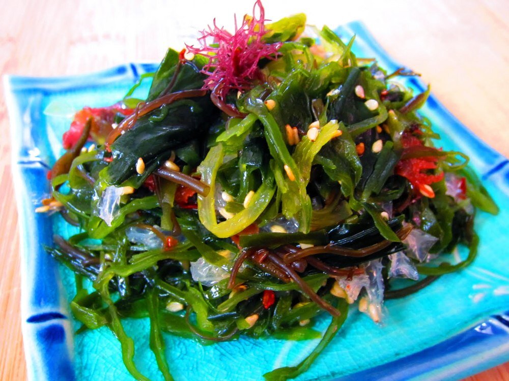 Водоросли достаточно популярный продукт питания у жителей Азии. На сегодняшний день известно огромное количество водорослей, которые разрешается употреблять в пищу.
