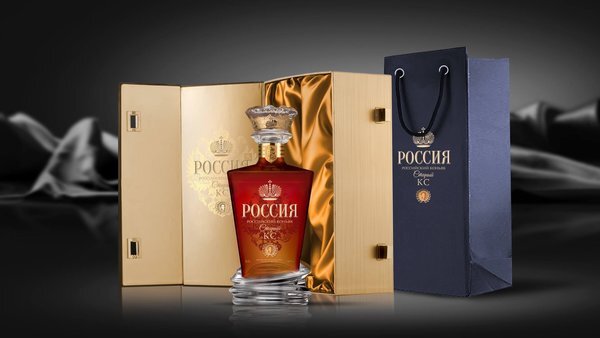 Официальный коньяк Кремля - "Россия". Производство Кизлярского коньячного завода, 15 лет выдержки в дубовых бочках.