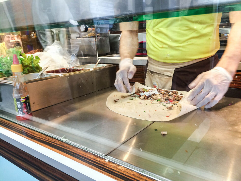 Куриная грудка (можно заменить на говядину или свинину) — 150 граммов;
Капуста — 100 граммов;
Помидоры — 30 граммов;
Солёные огурчики — 30 граммов;
Красный лук — 20 граммов;
Томатный соус — 2 ст. л;
Сметанный соус — 2 ст. л;
Зелень — 1 ст. л;
Лаваш — ½ шт.
