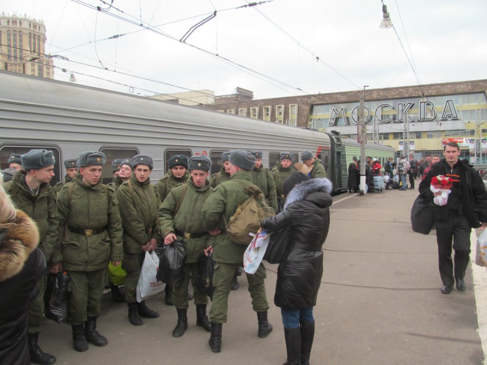 Года отпустят мобилизованных домой. Призывники на вокзале. Призывник в поезде. Проводы в армию на вокзале. Поезд в армию.