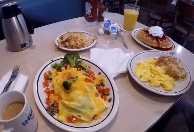 Завтрак в ресторанчике. Скрин видео в конце статьи