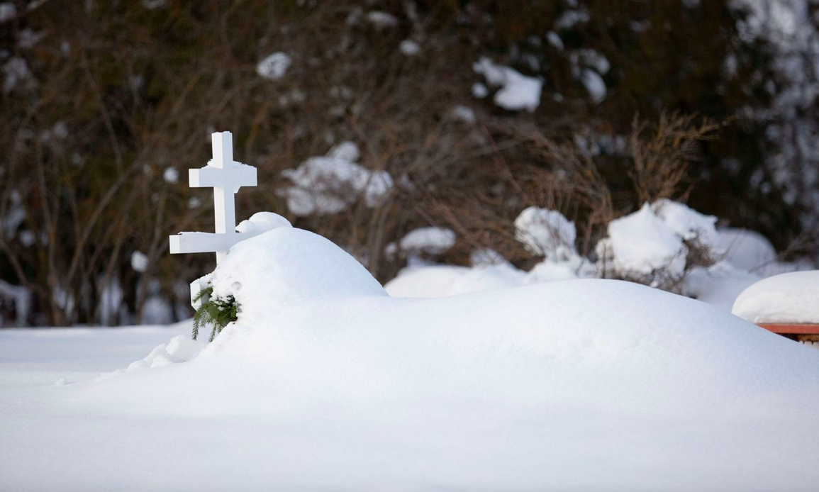 Кладбище зимой. Снег кладбище. Могила зимой. Заснеженная могила.