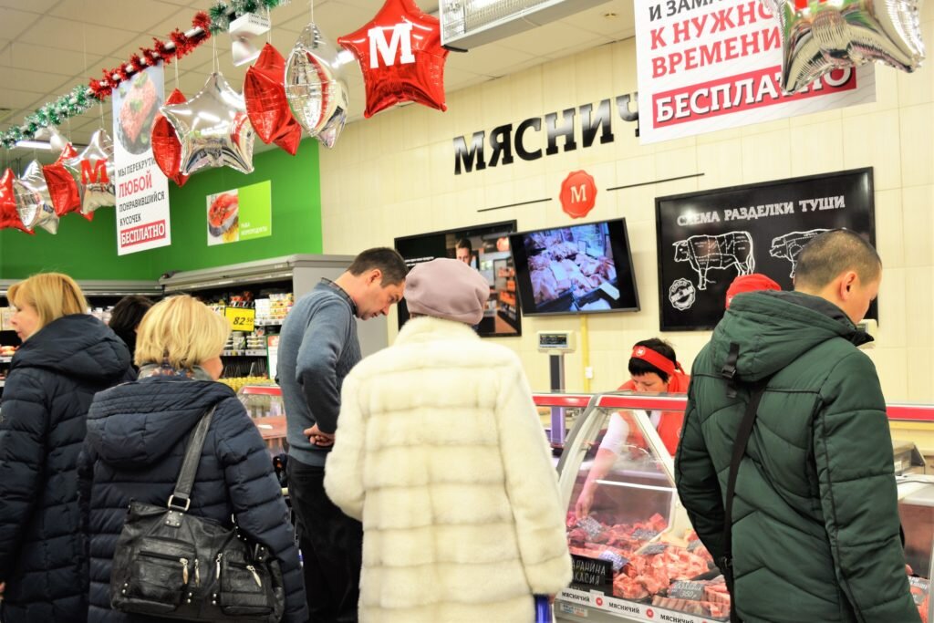 Левый адрес. Мясничий фирменный магазин. Магазин Мясничий Красноярск на Новосибирской.