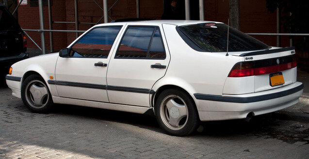 Авто saab 9000aero 1998г.в. дело было зимой 2004. Ехали с другом на рыбалку по минскому ш. В районе лесного городка есть правый тягун,неприятный поворот,скооость где то 100 и мне прям в лоб летит ваз 2107. Страшный удар,у saab морда ушла вправо на полметра,корооче у меня шишка на лбу у друга очки сломались,в вазе такая каша,когда вспоминаю плохо очень,два трупа короче. Вот так я сгонял на рыбалку на речку протва. Очень крепкая машина,сейчас такие не делают,наверное.