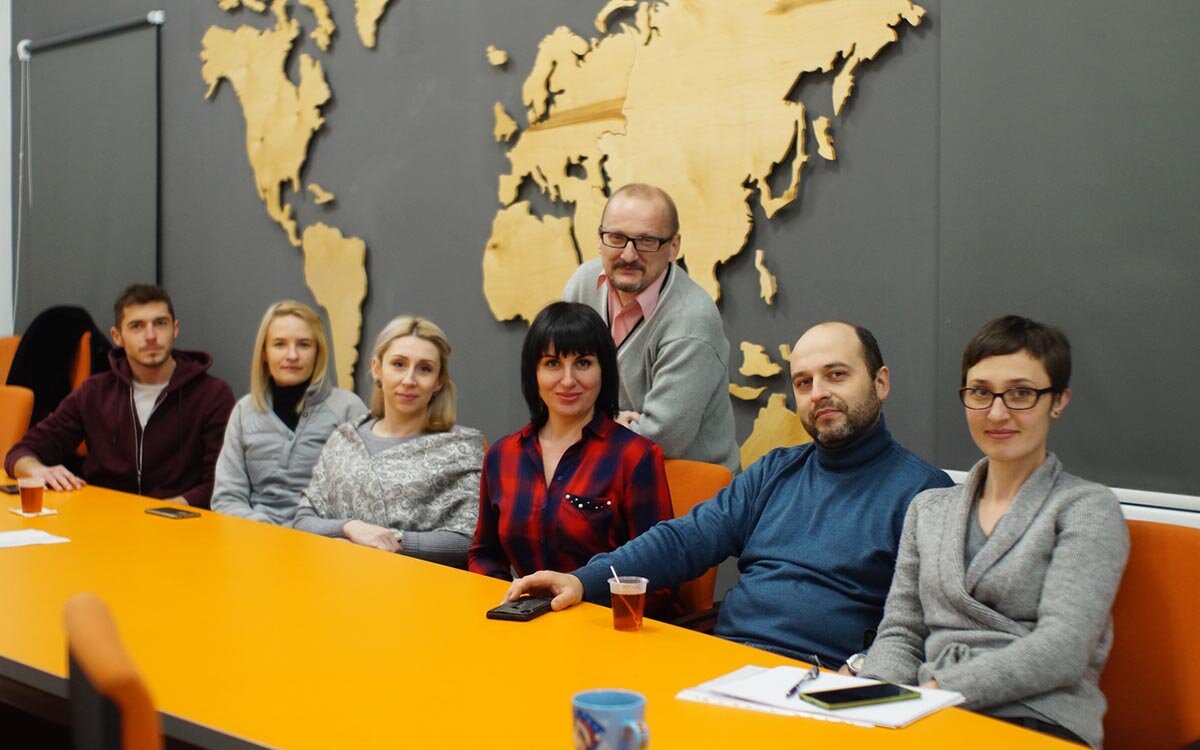 Сколько раз в жизни вы жалели о том, что плохо учили английский язык в школе? Как часто корили себя за то, что ваши мягко сказать «слабые» знания мешают зарабатывать на порядок больше?