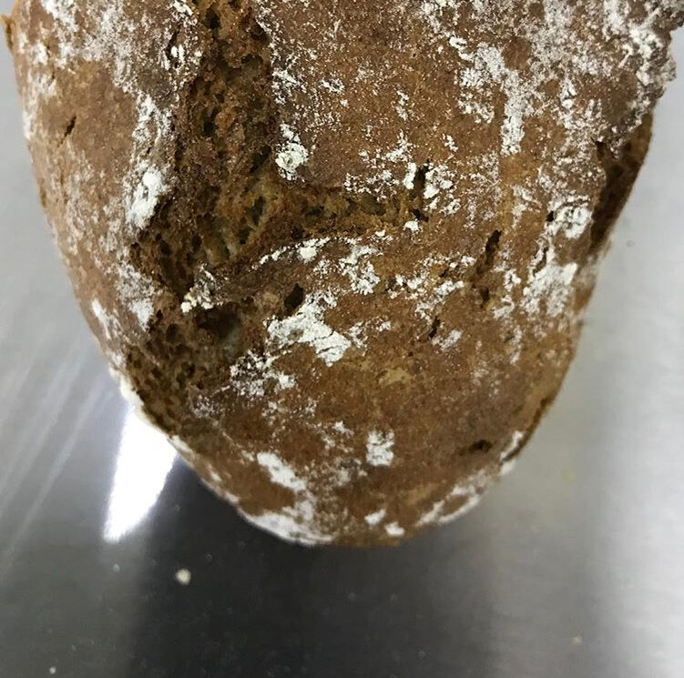 На фото ржано-пшеничный хлеб.