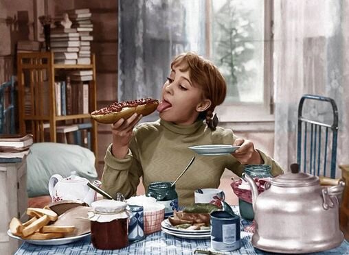 Тося Кислицына с аппетитом наворачивала булку с вареньем, но была изящной. Кадр из фильма "Девчата"