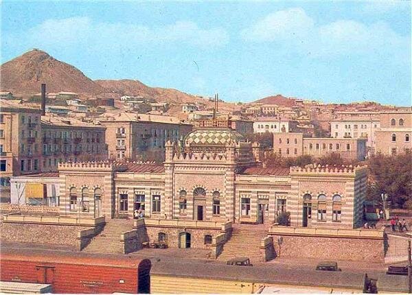 Железнодорожный вокзал Красноводска в 80-ые годы. Фото из сайта wikimapia.org