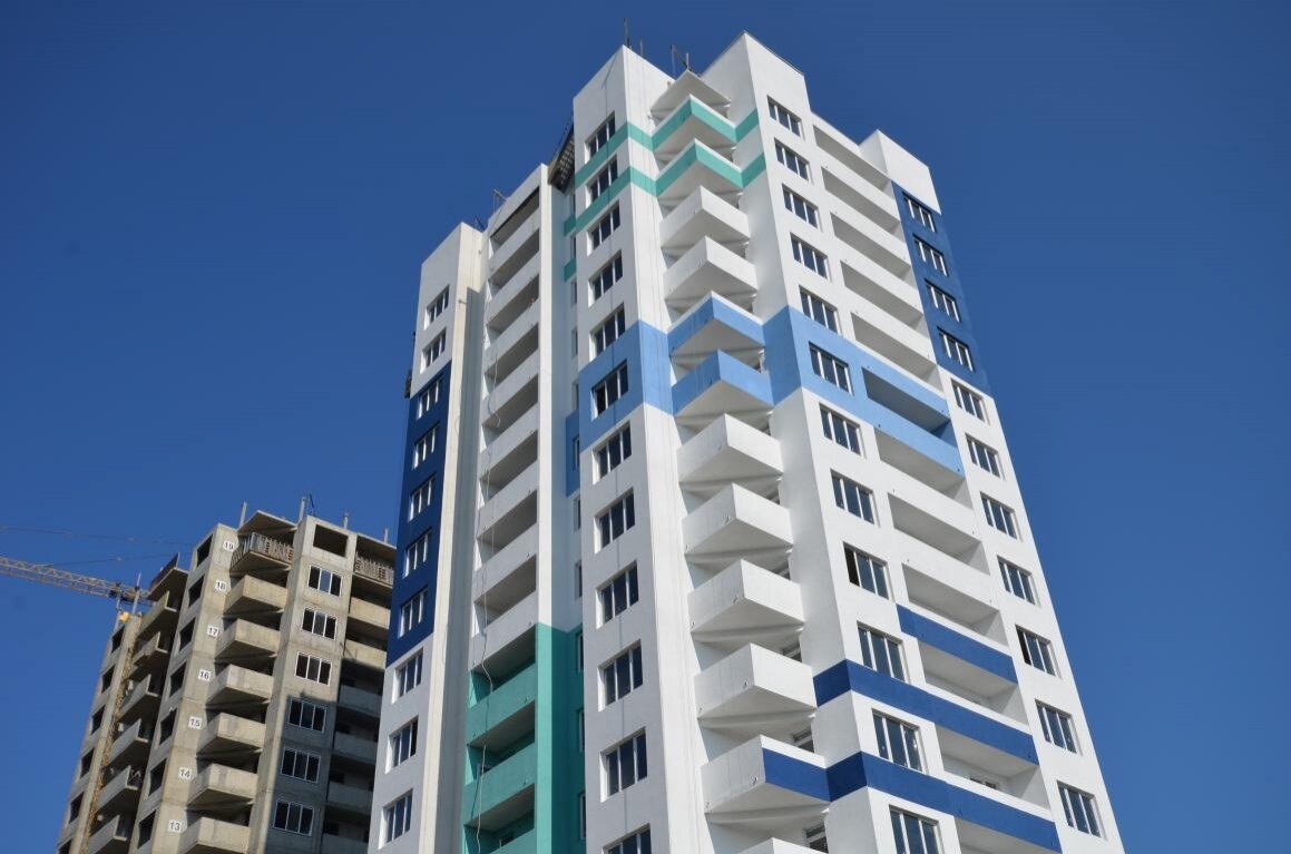 В какое бы время дня и ночи вы не посмотрели в окна – перед Вами будут самые романтичные пейзажи – прекрасные закаты и рассветы. Квартиры в ЖК «Три капитана» реализуются в рамках ФЗ-214. 