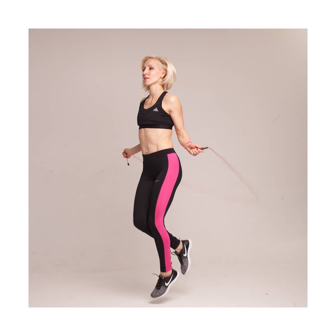  Тренировка со скакалкой! За и проти!😉
.
Скакалка 🤸‍♀️один из лучших, эффективных и дешевых кардио тренажёров.👍✌
.
Используя скакалку в качестве разминки или для тренировки можно эффективно избавиться от жировых отложений,подтянуть ноги и ягодицы,привести все мыщцы в тонус ,улучшить кровообращение и избавиться от целлюлита.
.
Скакалку можно взять с собой. Можно тренироваться дома и на улице.
.

За 15 минутную тренировку можно сжечь 200 калорий💪💪
.
Есть и минусы тренировок со скакалкой.
.
Травмы и болезнь коленных суставов и связок. При несоблюдении техники сильная нагрузка на спину и поясницу.
.
❌Тренировки противопоказаны: беременным,людям с ожирением, при варикозном расширении вен, при заболеваниях сердечно-сосудистой системы,высоком артериальном давлении.
.
Будьте здоровы и любите себя😍😍