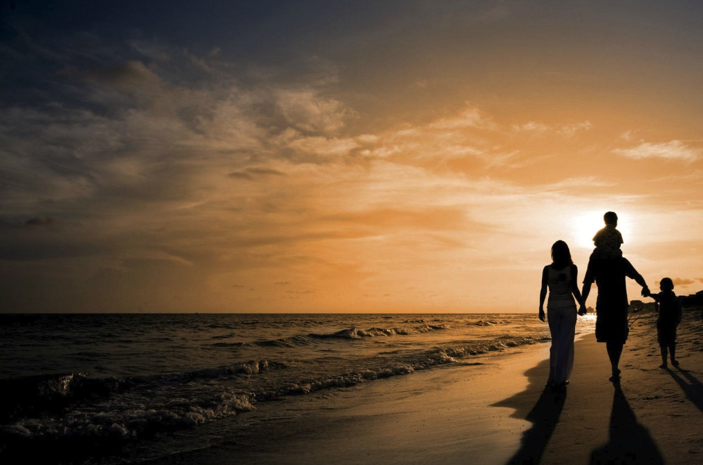 Что есть основа отношений? Мы знакомимся, узнаём, любим и ненавидим,  прощаем и верим, но для чего всё это? Как то раз завела разговор с одним  своим коллегой на предмет: для чего он создал семью? И знаете, кандидат  химических наук по совместительству математик (да и вообще до боли  умный мужчина) не смог ответить на этот вопрос... Нет, ответ то конечно  был, но странный, сумбурный и выдавленный после моих издёвок и  вопрошаний)). А ответил он вот так: «Чтобы закрепить взаимно приоритет в  удовлетворении всех потребностей за конкретным человеком». Замудрил...  Проще надо быть, проще Виталий Андреевич, подумала я про себя. То есть  мы создаём семьи для удовлетворения собственных потребностей?  Эгоистично, не кажется? Тогда я отмела эту мысль, бред какой то. Спустя  некоторое время пришло осознание. Осознание того, на сколько этот  человек был прав. Брак — это как транспорт. Ты возишь и тебя возят. Если  в одном направлении — брак удачный, если в разных — не особо. Только  проблема нашего общества в том, что слишком поздно мы задумываемся об  этом, а вернее тогда, когда в глубине души сами начинаем осознавать, что  всё рушится. И тогда приходят поиски здравого зерна, только это  причина... Банальная причина для того, чтобы совершить ошибку: уйти,  бросить, изменить, унизить. А ведь нужно было только понять, на сколько  тебе это нужно.   