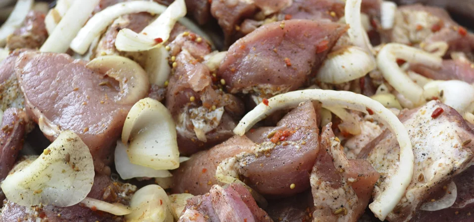 Мариновка шашлыка из свинины с луком. Мариновка мяса для шашлыка из свинины с луком. Маринованное мясо для шашлыка. Шашлык сырой.
