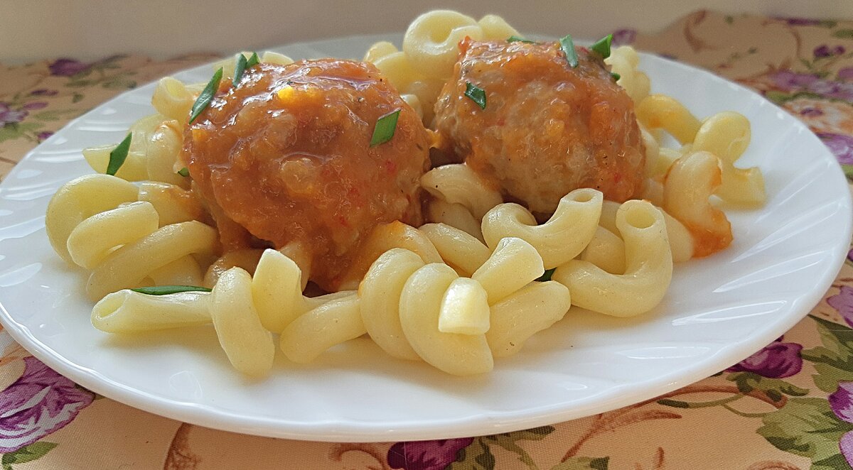 Сочные, нежные тефтели - один из самых бюджетных видов котлет, самый незаморочный в приготовлении. 