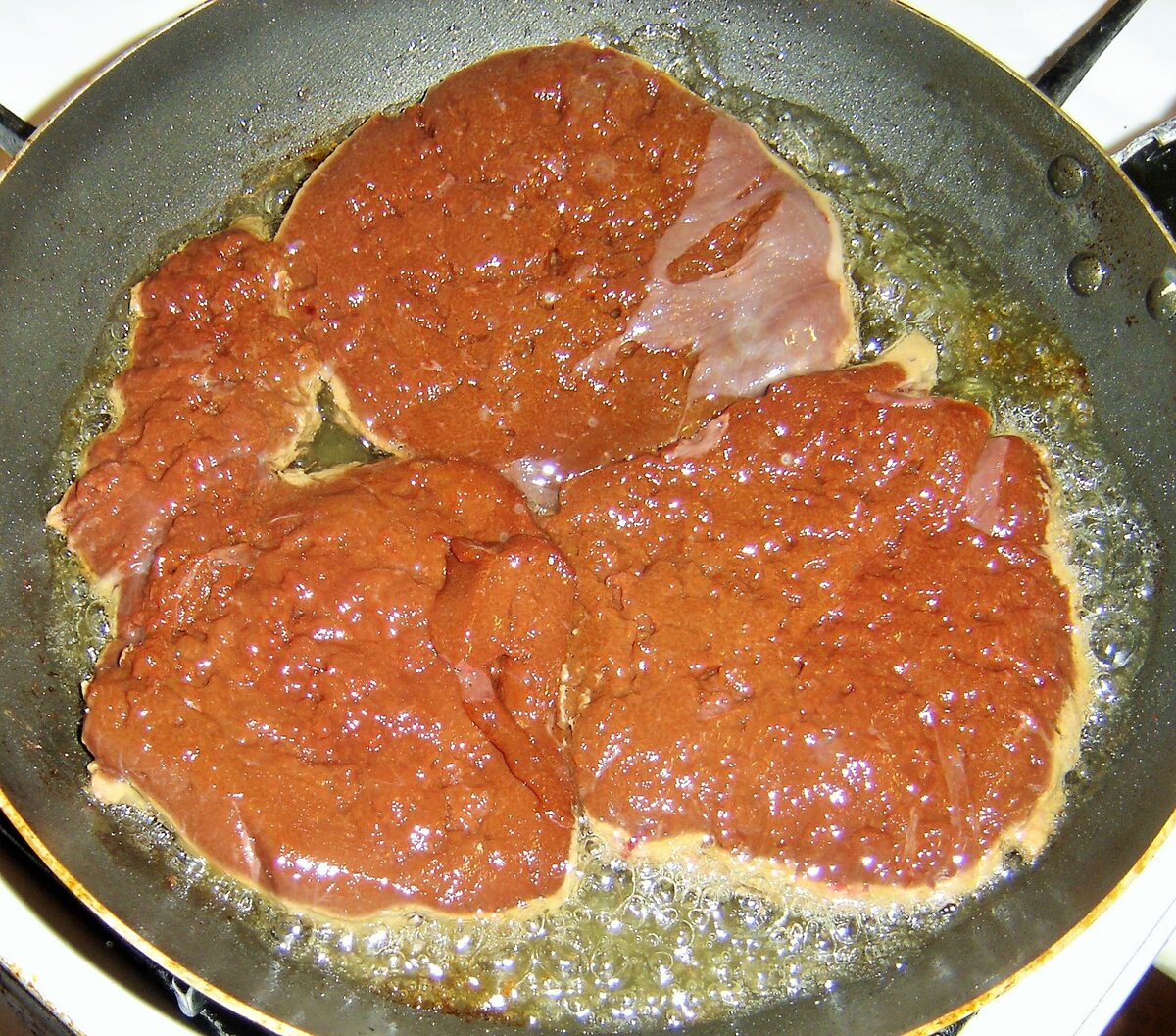 Рецепты свиной печени на сковороде простые. Печень приготовленная. Блюда из говяжьей печени. Куриная печень готовка. Блюда из свиной печени.