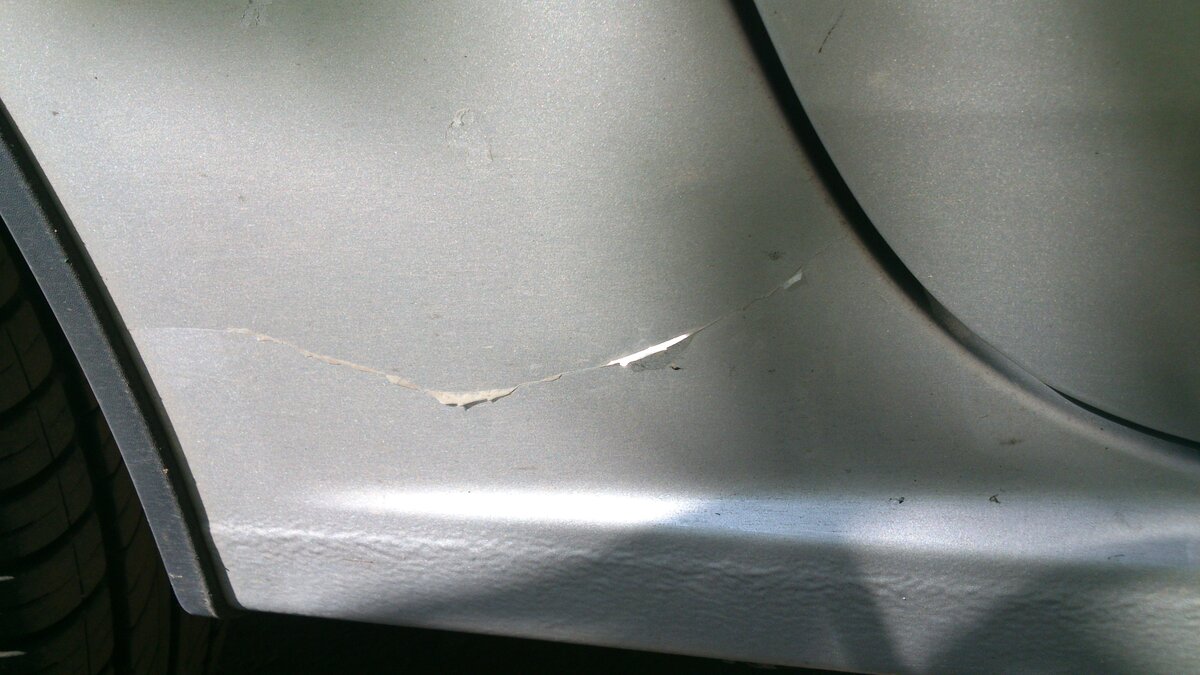 Слезла краска с машины. Выцвел лак полосами на крыше. Как исправить облезший лак. Трещина на лаке автомобиля. Лакокрасочные покрытия автомобилей.