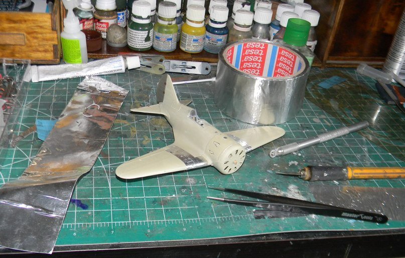 Модель И-16, часть панелей расшивки на которой имитированы при помощи фольги-самоклейки