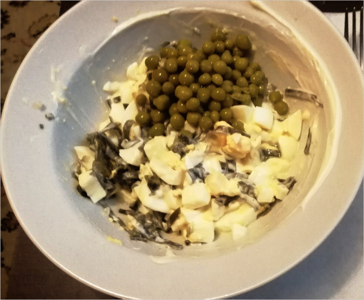 Салат из морской капусты крупно.