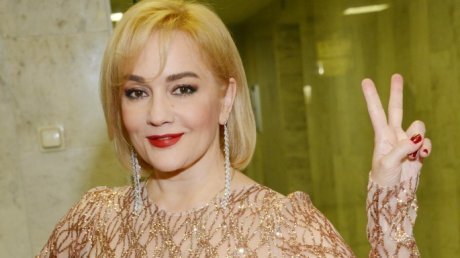 Певица прокомментировала слухи о скандале с бывшим мужем спортсменом Владиславом Радимовым, который якобы не платит алименты. Утверждалось, что Татьяна Буланова якобы подала в суд на экс-супруга. 
Артистка заявила, что эту историю придумал какой-то подлый журналист, чтобы "попиариться". Все обвинения она отрицает. Татьяна Буланова призналась, что ей уже надоели подобные разговоры. Не вспоминайте об этом, я уже привыкла, что какие-то слухи о моей жизни периодически появляются, но это просто глупость какая-то, у нас все нормально", – цитирует исполнительницу StarHit.ru. Татьяна Буланова также отметила, что довольна тем, что слухи о ее жизни никак не отражаются на семье. С детьми знаменитость откровенна. Певица рассказывает им все первым. 
Отметим, что сам экс-супруг Татьяны Булановой, когда узнал информацию об их скандале, был немало удивлен. Он, как и певица, опроверг все домыслы.

6 марта Татьяна Буланова отметила 50-летие. Артистка получила известность благодаря грустным песням о нелегкой женской доле. Во время исполнения певица частенько плакала, пытаясь совладать с эмоциями.

Замужем Татьяна Буланова была дважды – за продюсером Николаем Тагриным и футболистом Владиславом Радимовым. Каждому она подарила по сыну. Сейчас сердце певицы свободно.