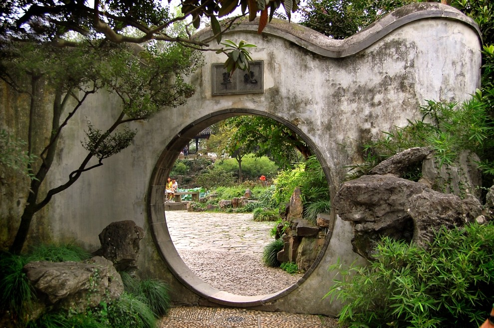 Лунные ворота Сучжоу. Лунные ворота Китай. Сад Юй юань лунные ворота. Китай арка врата.