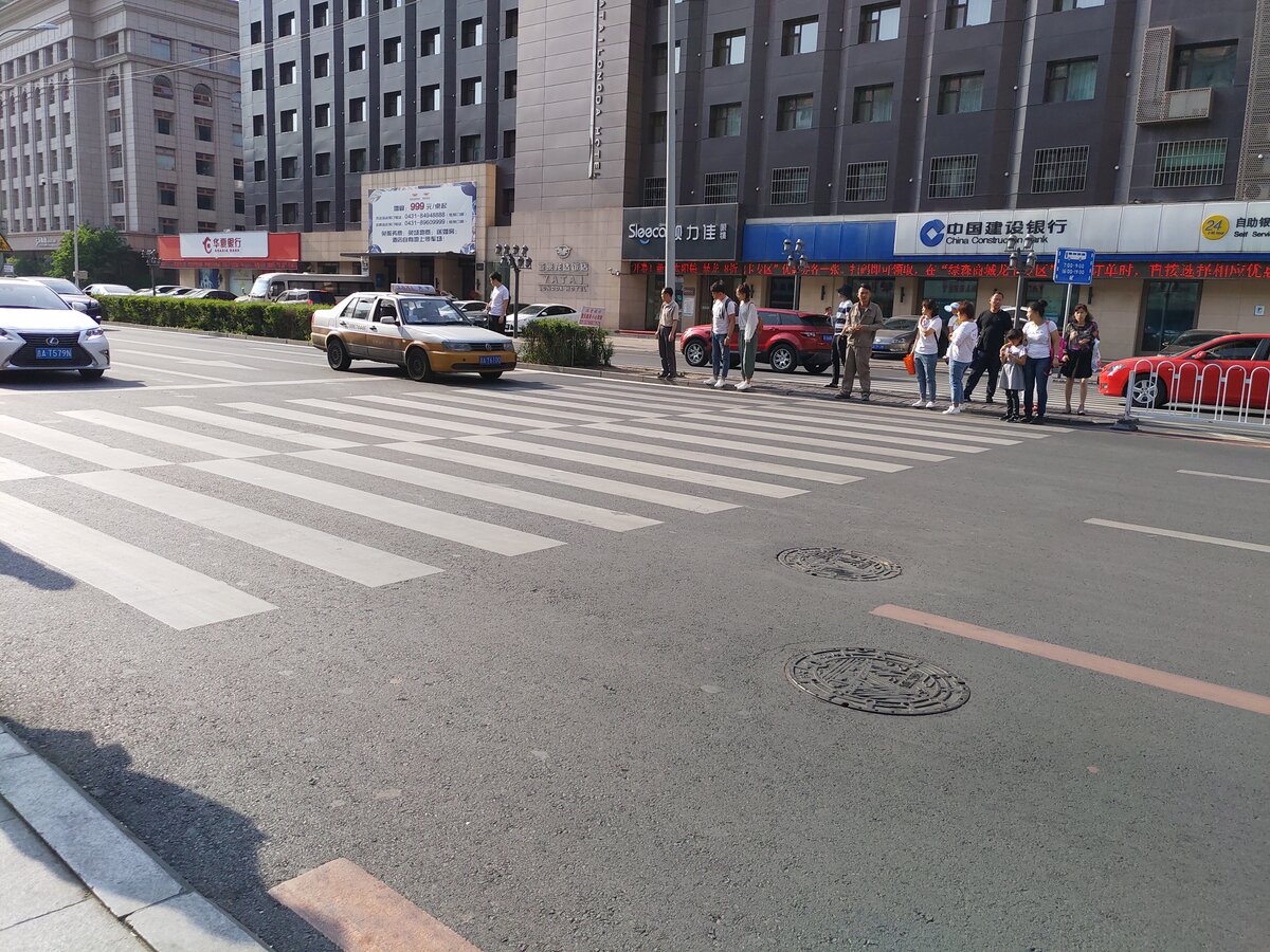 все стоят вместе и набираются духа, чтобы шагнуть (человек 10 набралось уже)