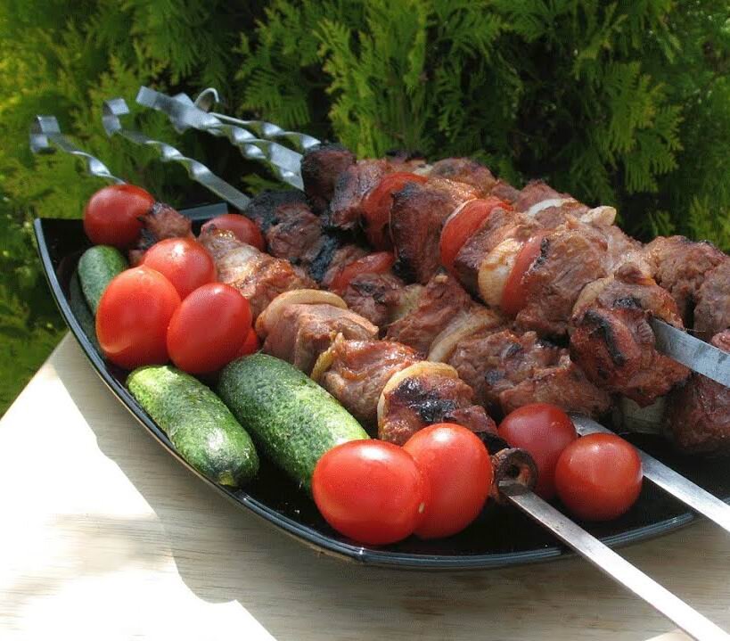 … внутри контура пирамиды естественного скального ядра высотой около 120 метров. Эта одиноко стоящая дикая скала была использована в качестве несущей …