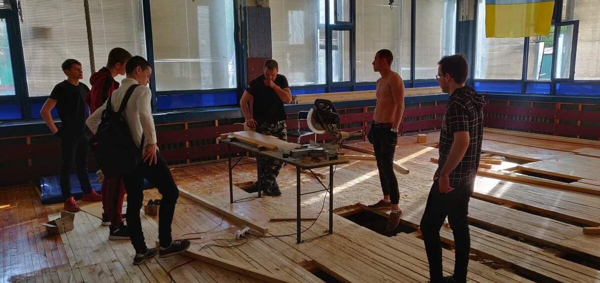 Тренеры, спортсмены и их родители восстанавливают один из залов в киевском СК "Восход" после разгрома неизвестными. Фото СК "Восход"/Facebook.