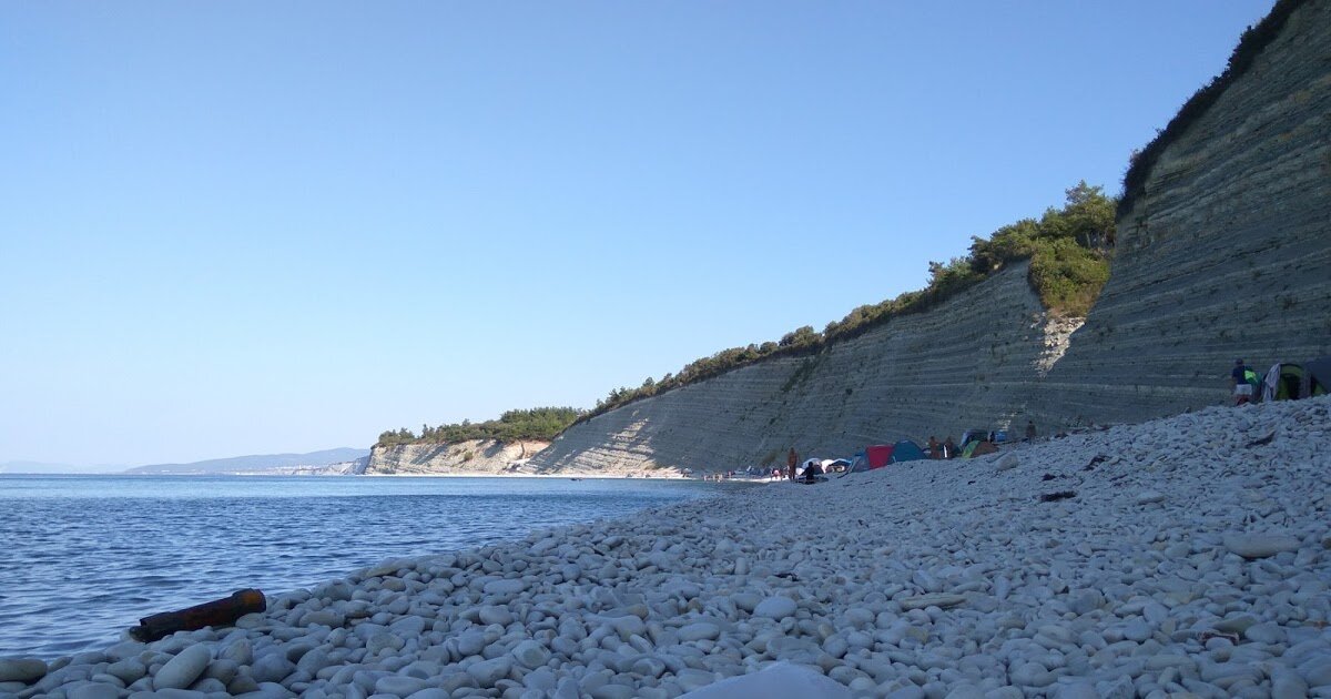 Берег пляжа вначале  сезона