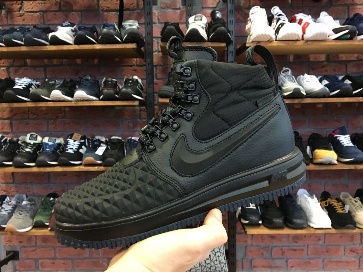  Кроссовки известных брендов магазины Backstage предлагают втрое дешевле, чем конкуренты / Фото: Backstage 