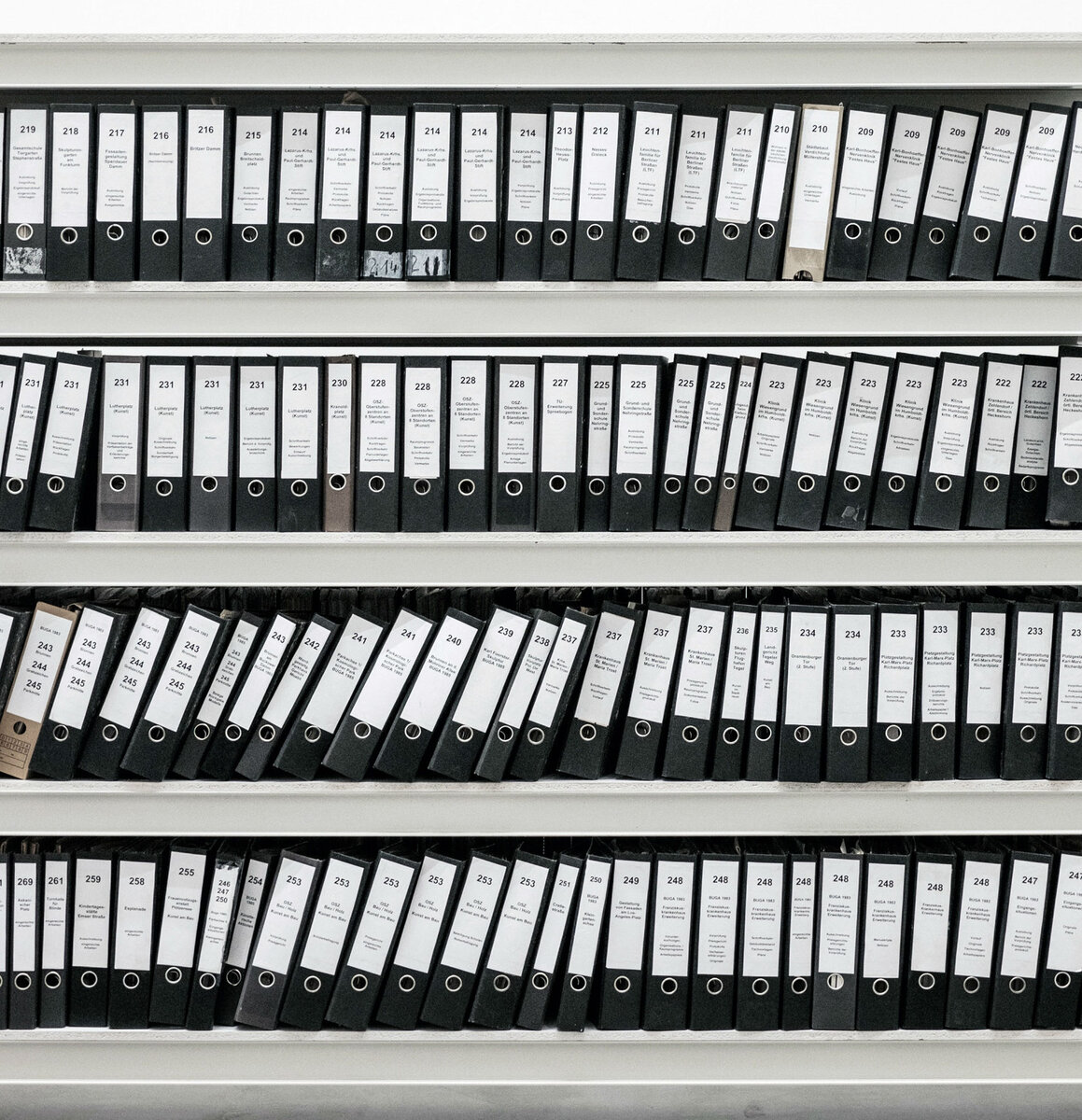 Несмотря на информатизацию общества, роль традиционных архивов на физических носителях остается немалой. 