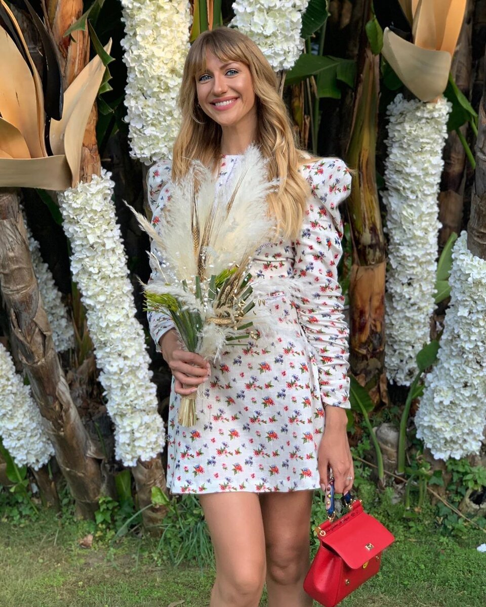 Леся Никитюк с букетом невесты / Фото: instagram.com/lesia_nikituk)  