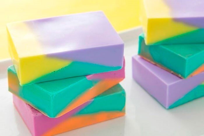 Разноцветное мыло в пластиковой форме