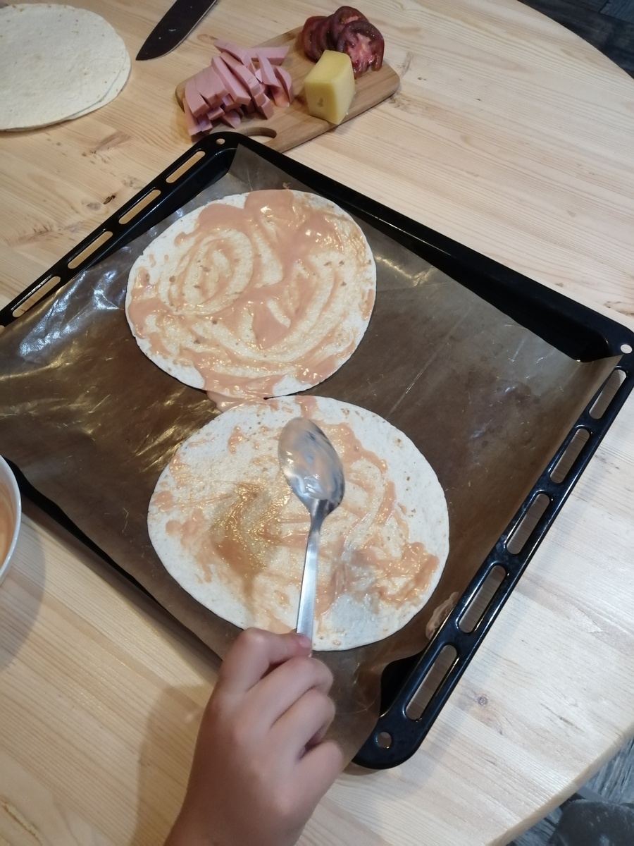 Намазываем соус на лепёшки