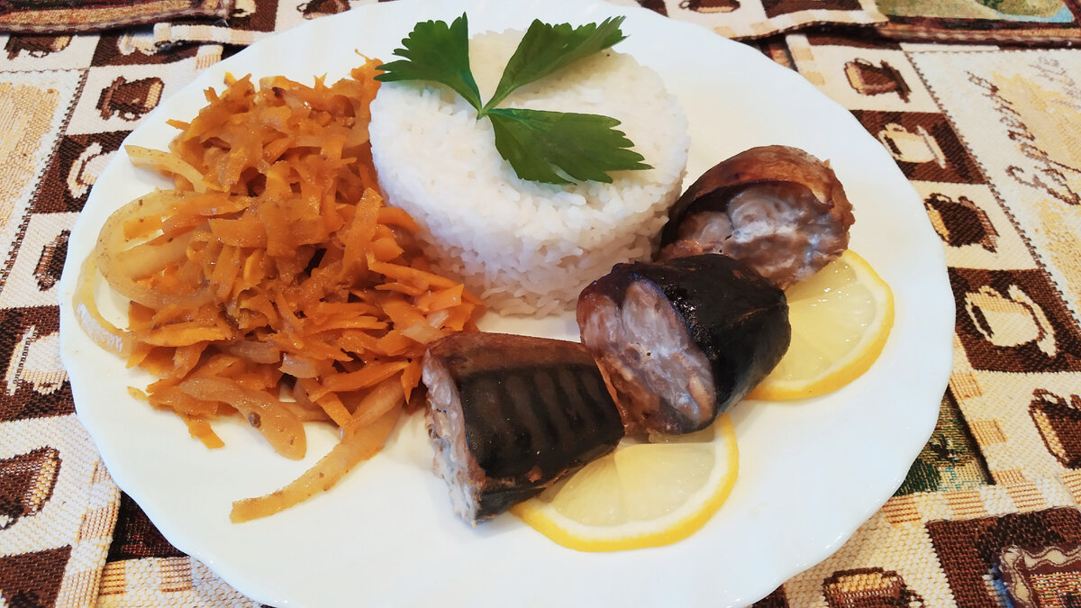Скумбрия под пикантным маринадом с рисом и овощами
