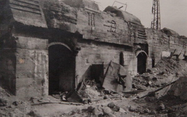 Немецкое фото подстанции после взятия 30-ой батареи. На покрытии хорошо видна опора ЛЭП.