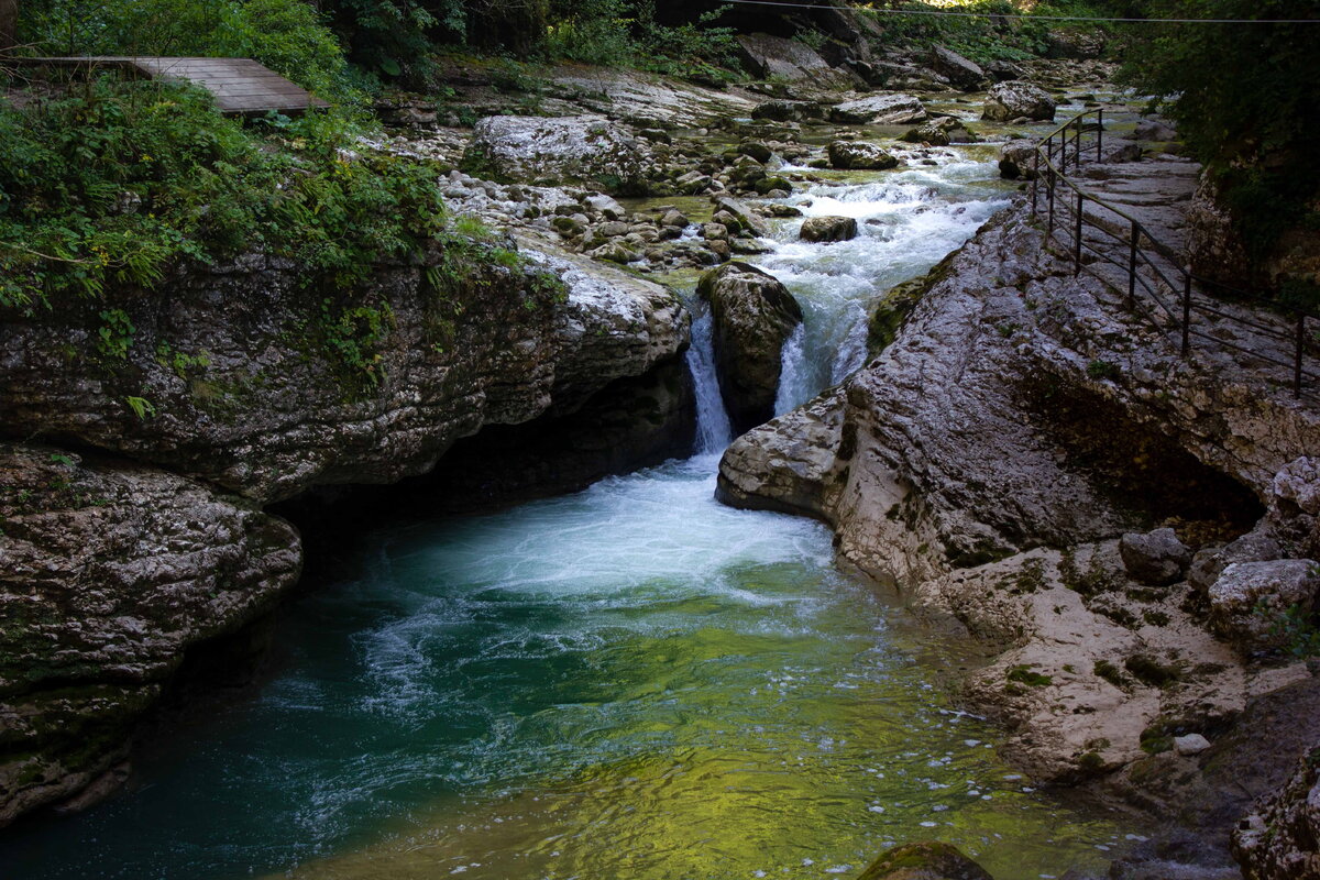 Вода апшеронск. Гуамское ущелье Адыгея. Гуамское ущелье в Краснодарском крае. Гуамское ущелье ущелья. Апшеронский район Гуамское ущелье.