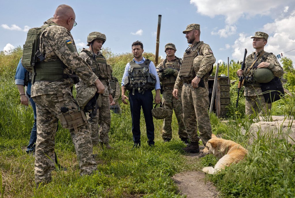 Президент Владимир Зеленский с войсками на востоке Украины, в мае. Соединенные Штаты выделили на сумму военной помощи Украине около 1,5 миллиарда долларов , так как 2014.