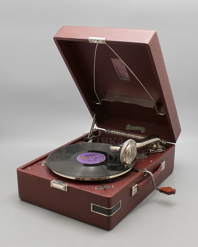 Бордовый советский патефон «Дружба», Артель «Граммофон», СССР, Ленинград, 1956 г.