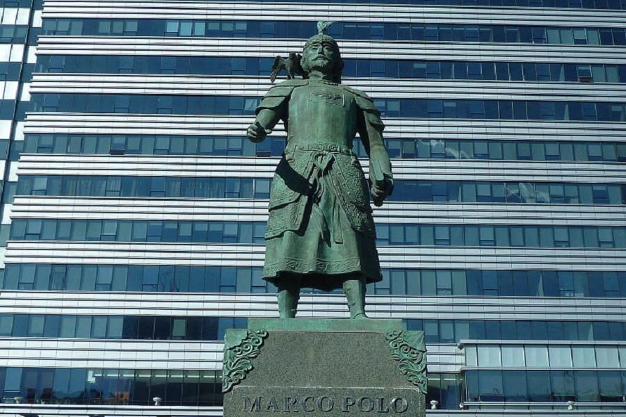 Памятник Марко Поло в Улан-Баторе, Монголия