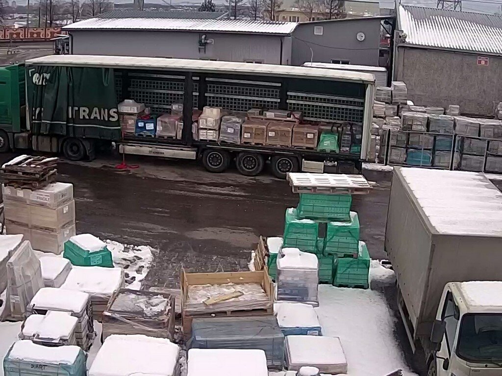 Товар едет транспортом к местам хранения