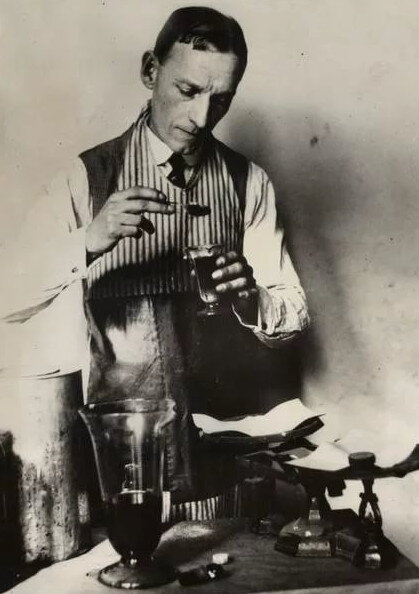 Чарльз Хэтфилд (1875-1958) американец, который сумел выстроить бизнес на продаже дождя. Эксперименты с созданием искусственных условий для возникновения дождя стали делом его жизни.-2