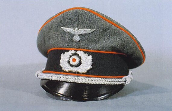 Фото 2. Серый «ребристый» трикотажный материал, использованный при изготовлении этой фуражки, характерен для служебных фуражек рядового и младшего офицерского состава. 