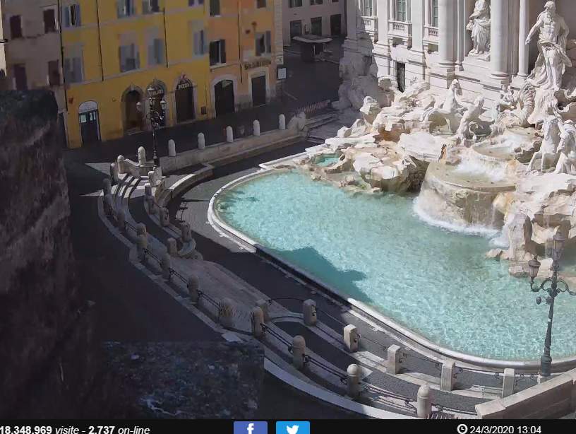 Рим 24.01.2020, 13:04. Обычно заполненный плотно людьми фонтан Треви, совершенно пустой.